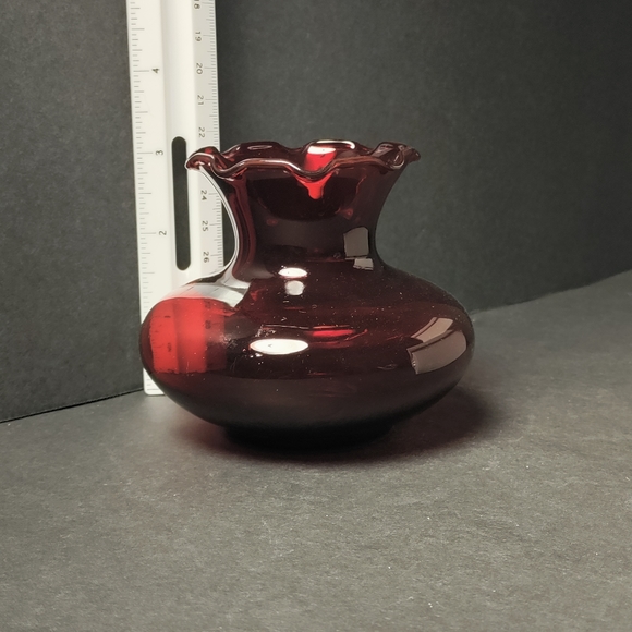 RED GLASS VASE⭐ - Picture 3 of 7